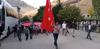 Bahçesaray'da sporculardan Mehmetçiğe asker selamı