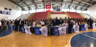 Kars'ta sporcu gençler protokolle 'asker selamı' verdi