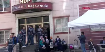 Diyarbakır hdp önünde oturan baba bir fırsatını buldun mu kaç gel