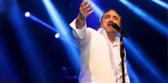 Şarkıcı Volkan Konak, konserinde anne ve babasının cinsel hayatını anlattı