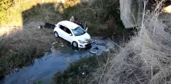 Dereye düşen otomobildeki 2 öğretmen ağır yaralandı