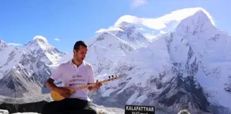 Karamanlı genç, Kala Patthar zirvesinde saz çalıp türkü söyledi