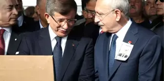 Davutoğlu ve Kılıçdaroğlu, Mümtaz Soysal'ın cenazesinde yan yana saf tuttu