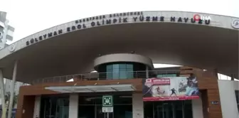 Antalyalı kadınlar havuzda jimnastikle form tutuyor