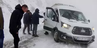 Kar ve tipide mahsur kalan 10 kişi kurtarıldı