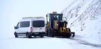 Muş'ta kar ve tipi nedeniyle mahsur kalan 10 kişi kurtarıldı