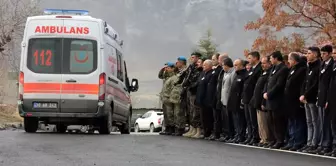 Yıldırım isabet etmesi sonucu şehit olan asker için tören