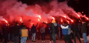 Hastalığı nedeniyle maça gidemedi, taraftar evinin önüne geldi