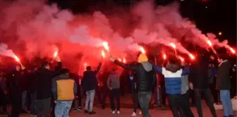 Hastalığı nedeniyle maça gidemedi, taraftarlar evine akın etti!