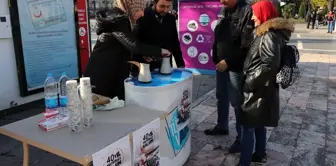 AK Partili gençler kahve ikramında bulundu