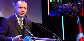 Cumhurbaşkanı Erdoğan, Erdem Bayazıt'ın şiirini okuduktan sonra salonda alkış tufanı koptu