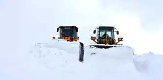 Muş'ta 2 metreyi bulan kar kalınlığı, ekiplere zor anlar yaşattı