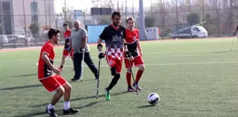 Öğrenciler ve ampute takımı futbol maçı yaptı