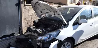 Freni patlayan kepçe park halindeki 3 otomobile çarptı: 2 yaralı