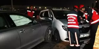 Sakarya'da iki otomobil kafa kafaya çarpıştı: 5 yaralı