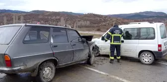 Kütahya'da hafif ticari araç ile otomobil çarpıştı: 1 ölü, 2 yaralı