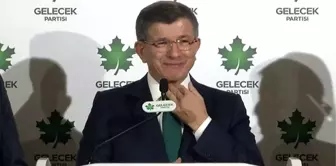 Canlı yayında konuşan Ahmet Davutoğlu'nu gıcık tuttu, konuşmakta zorlandı