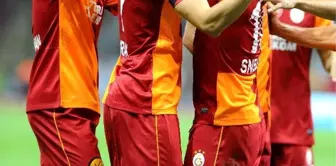 Wesley Sneijder, jübilesine Selçuk İnan ve Burak Yılmaz'ı çağırdı