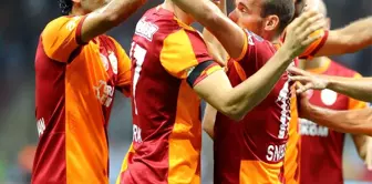 Wesley Sneijder, jübilesine Selçuk İnan ve Burak Yılmaz'ı çağırdı