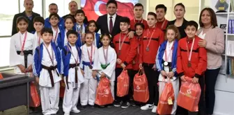 Aliağalı genç sporculardan Başkan Acar'a ziyaret