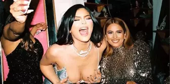 Yılbaşı partisinde alkolü fazla kaçıran Kylie Jenner, göğüs dekoltesini elleriyle kapattı