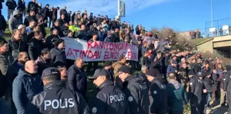 Yol kapatma eylemi yapan kamyoncularla polis arasında arbede