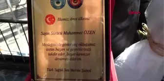 Bebeği hayata döndüren sağlık ekibine plaket