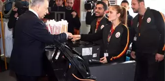 Galatasaray Başkanı Mustafa Cengiz, depremzedeler için alışveriş yaptı