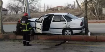 Otomobil ağaç ile direk arasına sıkıştı: 2 yaralı