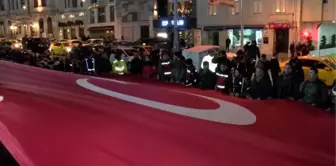 Motosikletçiler yunan milletvekilini dev bayrakla protesto etti