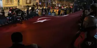 Motosikletliler Yunan milletvekilini dev bayrakla protesto ettiler