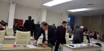 AK Parti ve MHP'li meclis üyeleri salonu terk etti