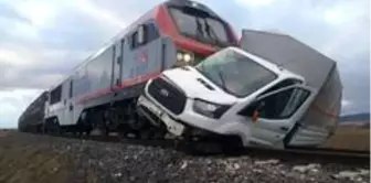 Bariyerleri kırıp geçmeye çalışan kamyonete tren çarptı