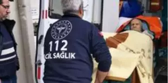 Sağlık ekipleri kapanan yolda yürüyüp hastayı battaniye ile ambulansa taşıdı