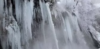 Sivas'ta Sızır Şelalesi buz tuttu, dev sarkıtlar oluştu