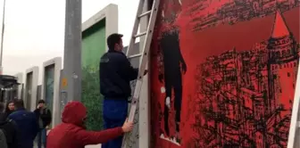 Reklam panosuna figür çizen şüpheliler yakalandı