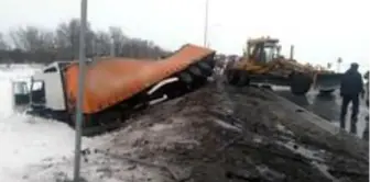 Rusya'da tır altına aldığı otomobille şarampole uçtu: 2 ölü