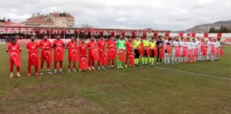 Futbolcular ve hakemler maça Türk bayraklarıyla çıktı