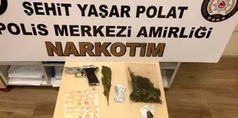 Uyuşturucuyu klozete dökerken yakalandılar