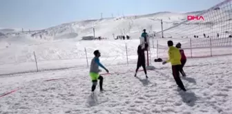 Bitlis'te, bölgenin ilk kar voleybolu turnuvası düzenlendi