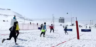 Bitlis'te ilk kez düzenlenen kar voleybolu büyük ilgi gördü