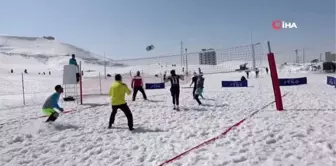 Bitlis'te ilk kez düzenlenen kar voleybolu büyük ilgi gördü