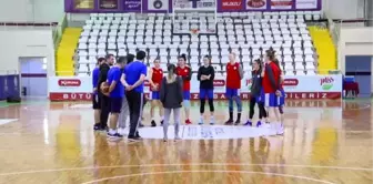 İzmit Belediyespor Kadın Basketbol Takımı, gözünü 'play-off'a dikti