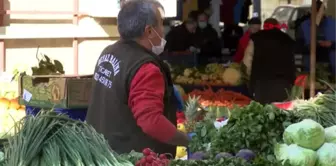 İZMİR Pazar esnafı koronavirüs tedbirlerine tam uymadı