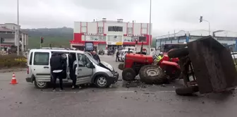 Samsun'da hafif ticari araç ile traktör çarpıştı: 4 yaralı