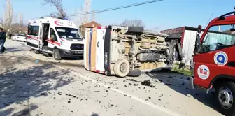 Antalya'da kamyonet ile ticari araç çarpıştı: 2 yaralı