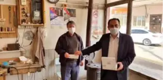 Hadim Belediye Başkanı Hadimioğlu, esnaflara maske dağıttı