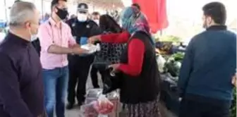 Kaymakam Almalı, pazarda esnaf ve vatandaşa maske dağıttı