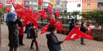 Çocuk hastanesi ve sevgi evleri önünde kutlama