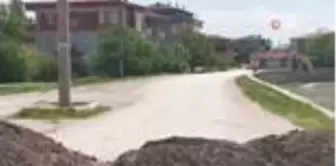 Karantinaya alınan mahallede yollar toprak yığınları ile kapatıldı